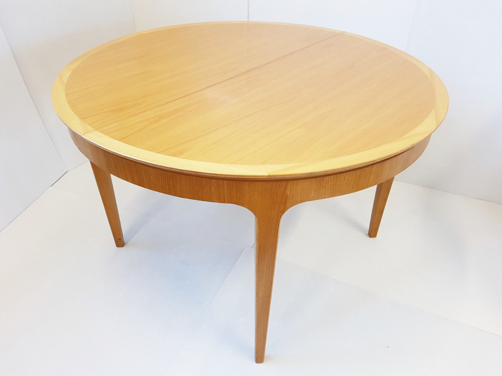 Table ancienne ronde style scandinave vintage