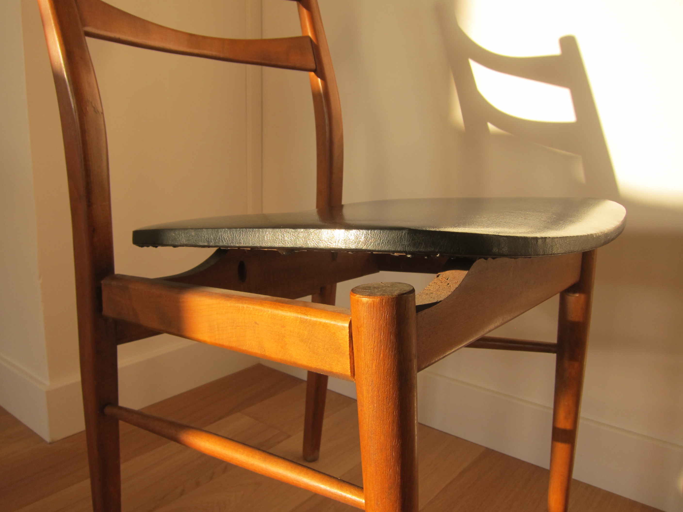 Chaise scandinave simili cuir noir