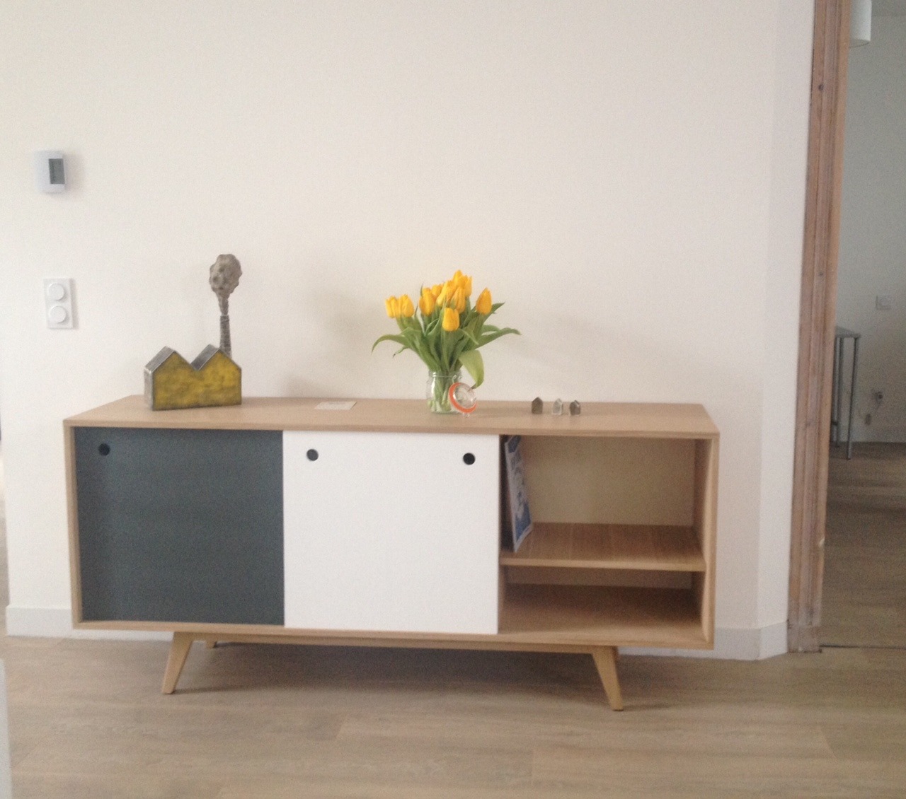 Meuble scandinave bleu et jaune