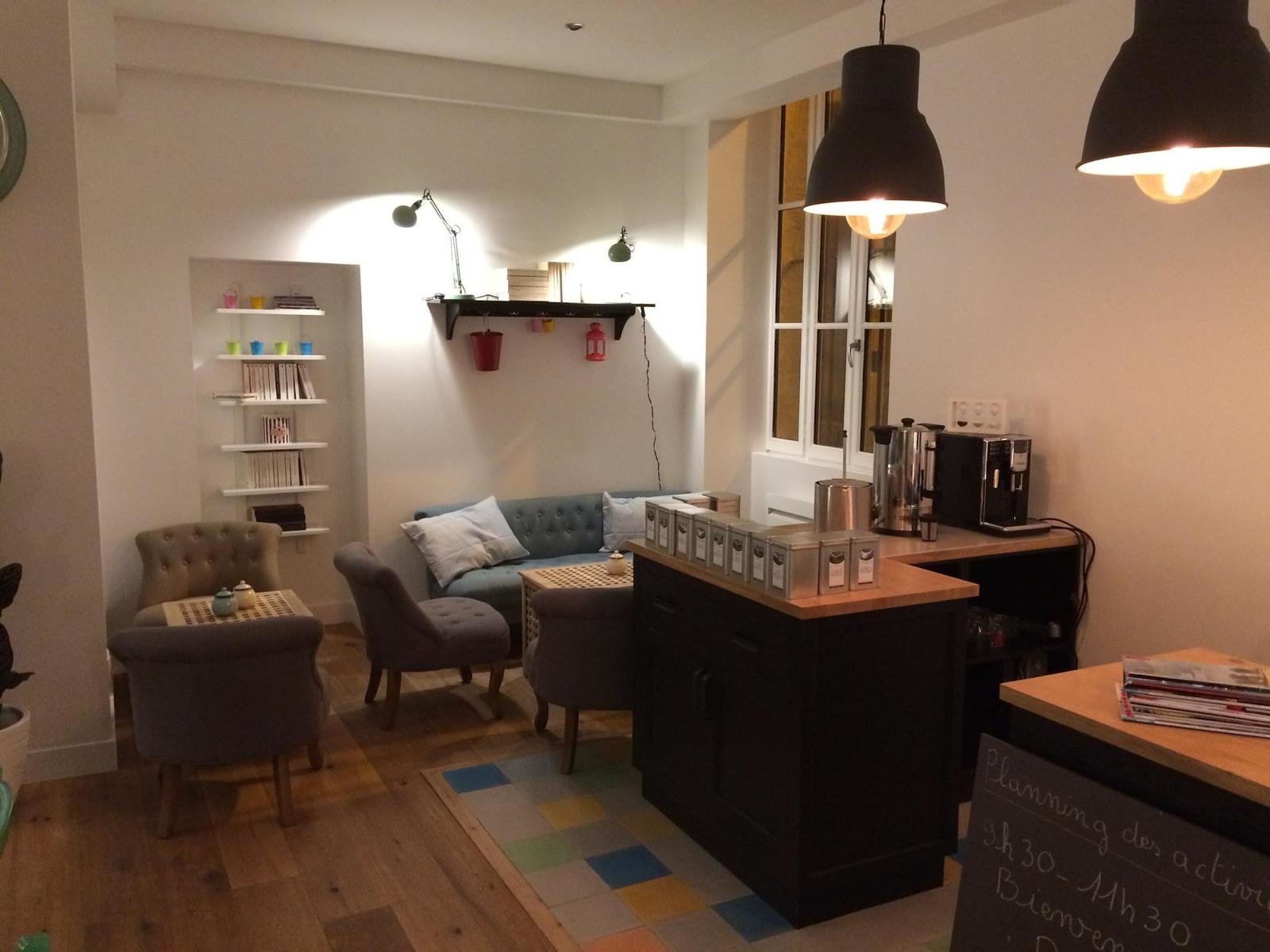 Salon de thé scandinave bordeaux