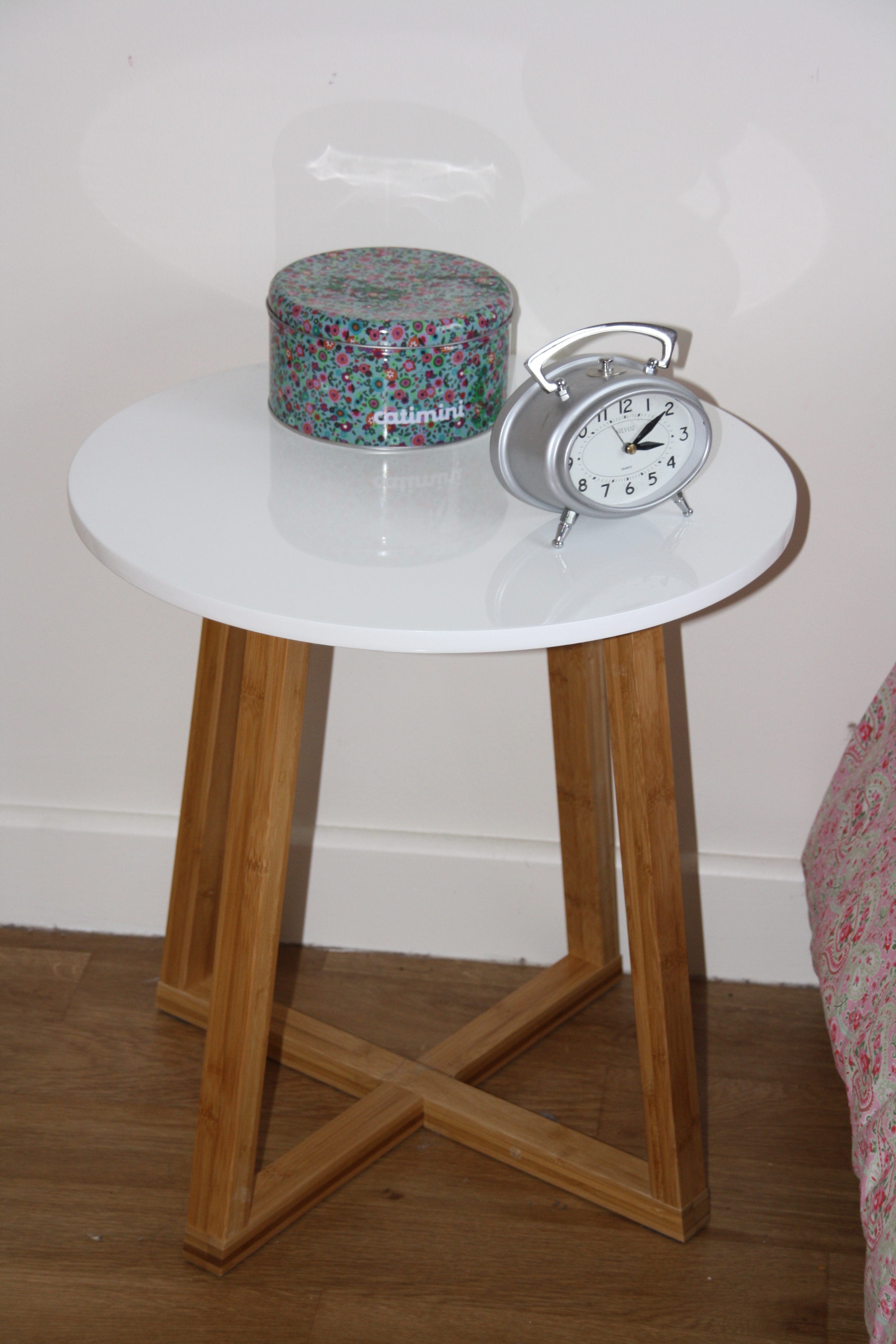Table de chevet scandinave rose