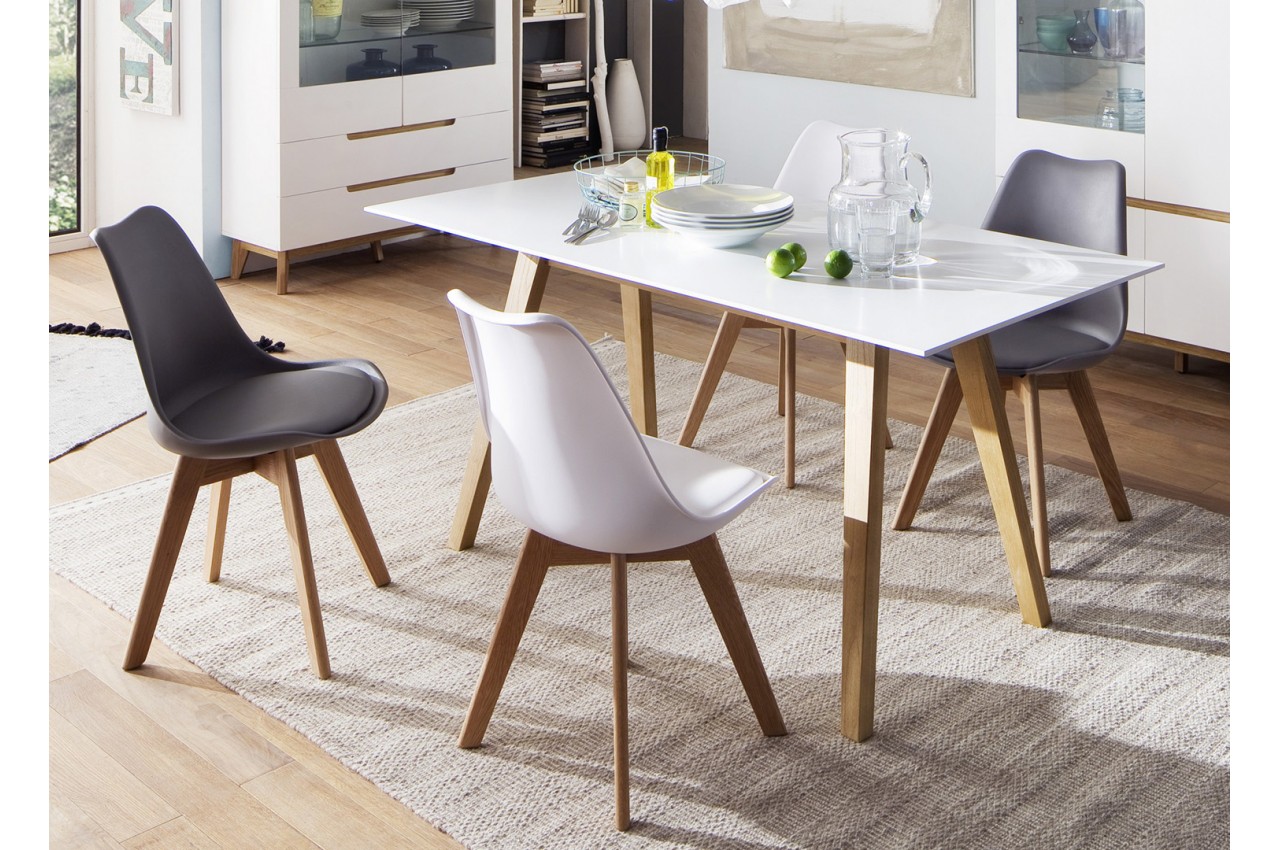 Table en bois scandinave