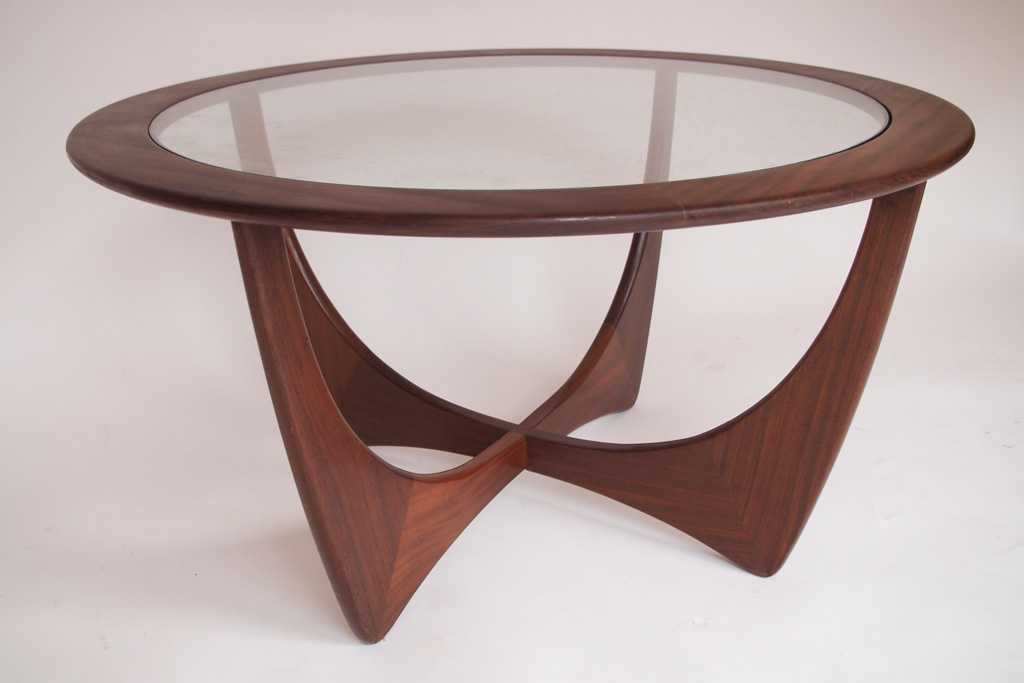 Table ronde en pin cocktail scandinave