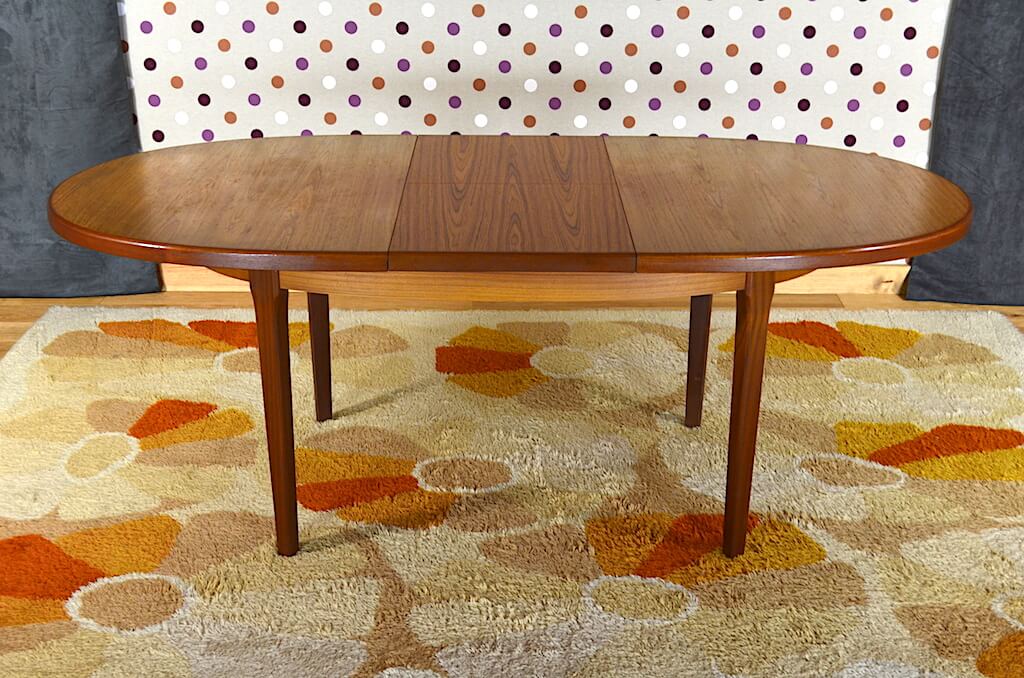 Table ovale scandinave vintage