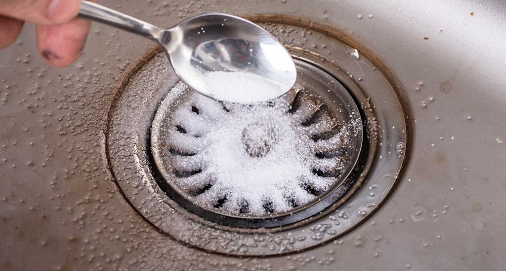 Comment déboucher un évier sans produit