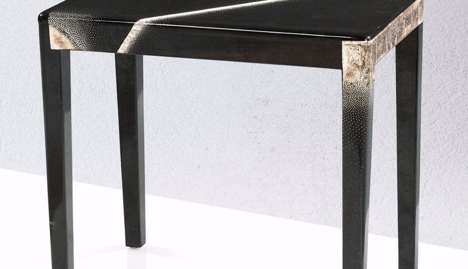 Table basse en verre rayée