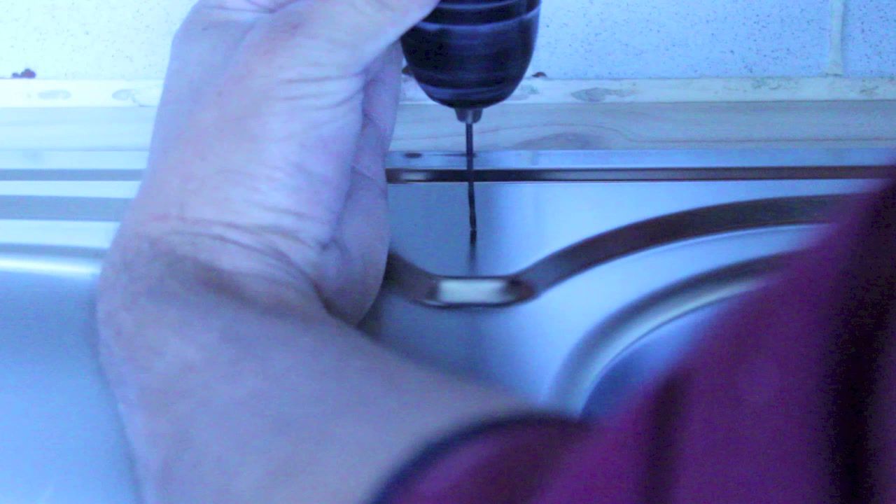 Faire un trou dans evier inox