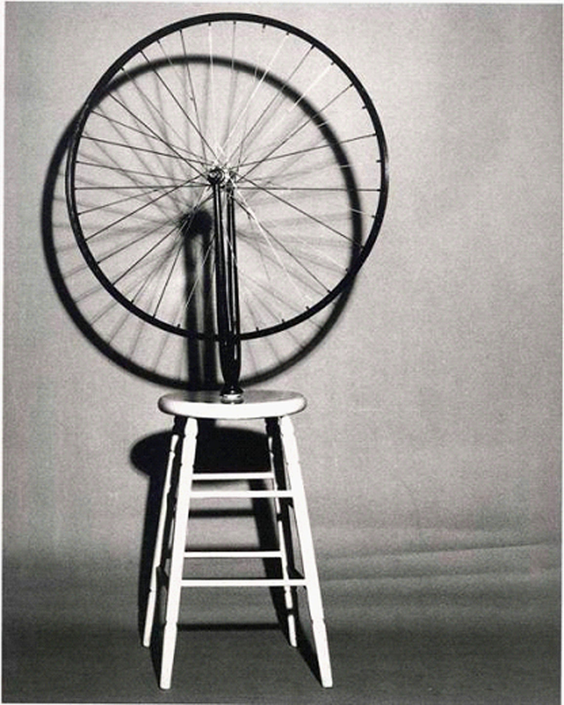 Roue de bicyclette sur tabouret marcel duchamp 1913
