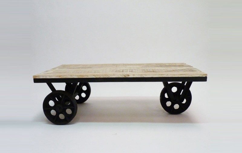 Table basse en verre à roulettes